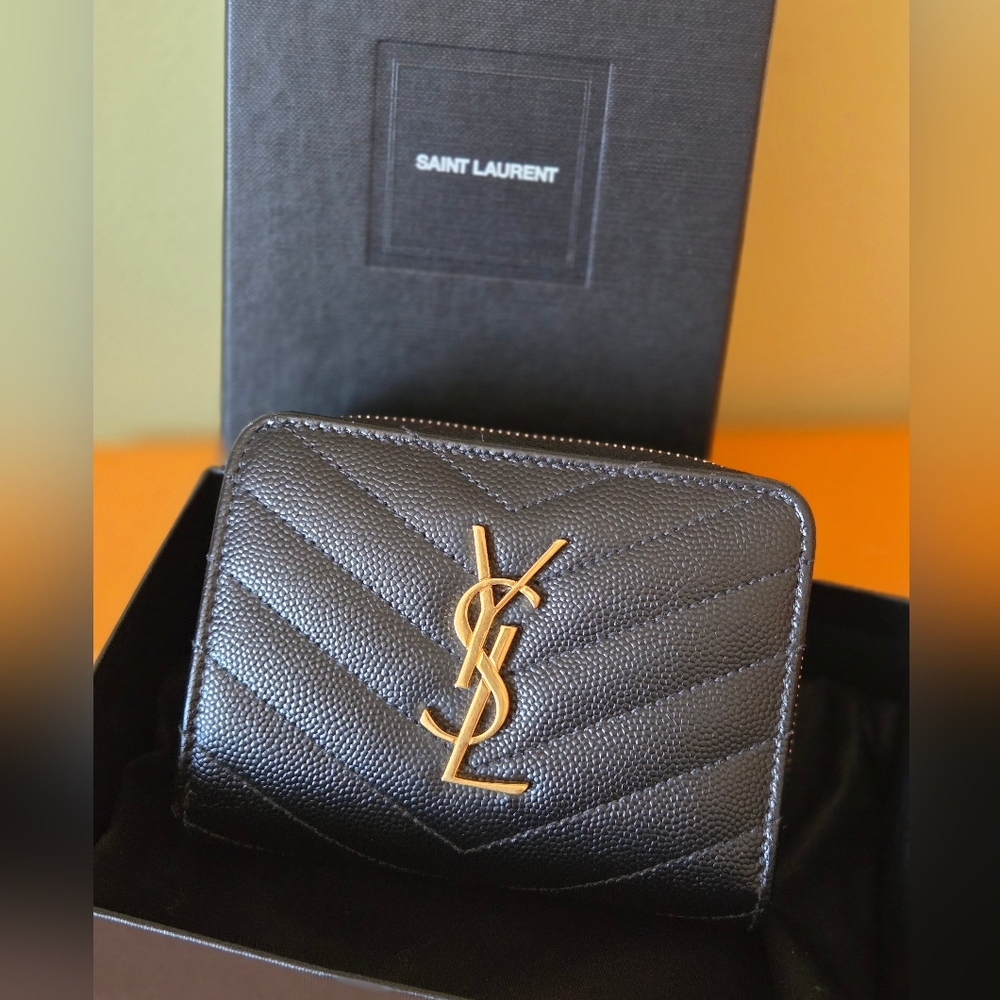 🎀SOLD🎀Elegant Black Leather Men's Wallet with Gold Zipper